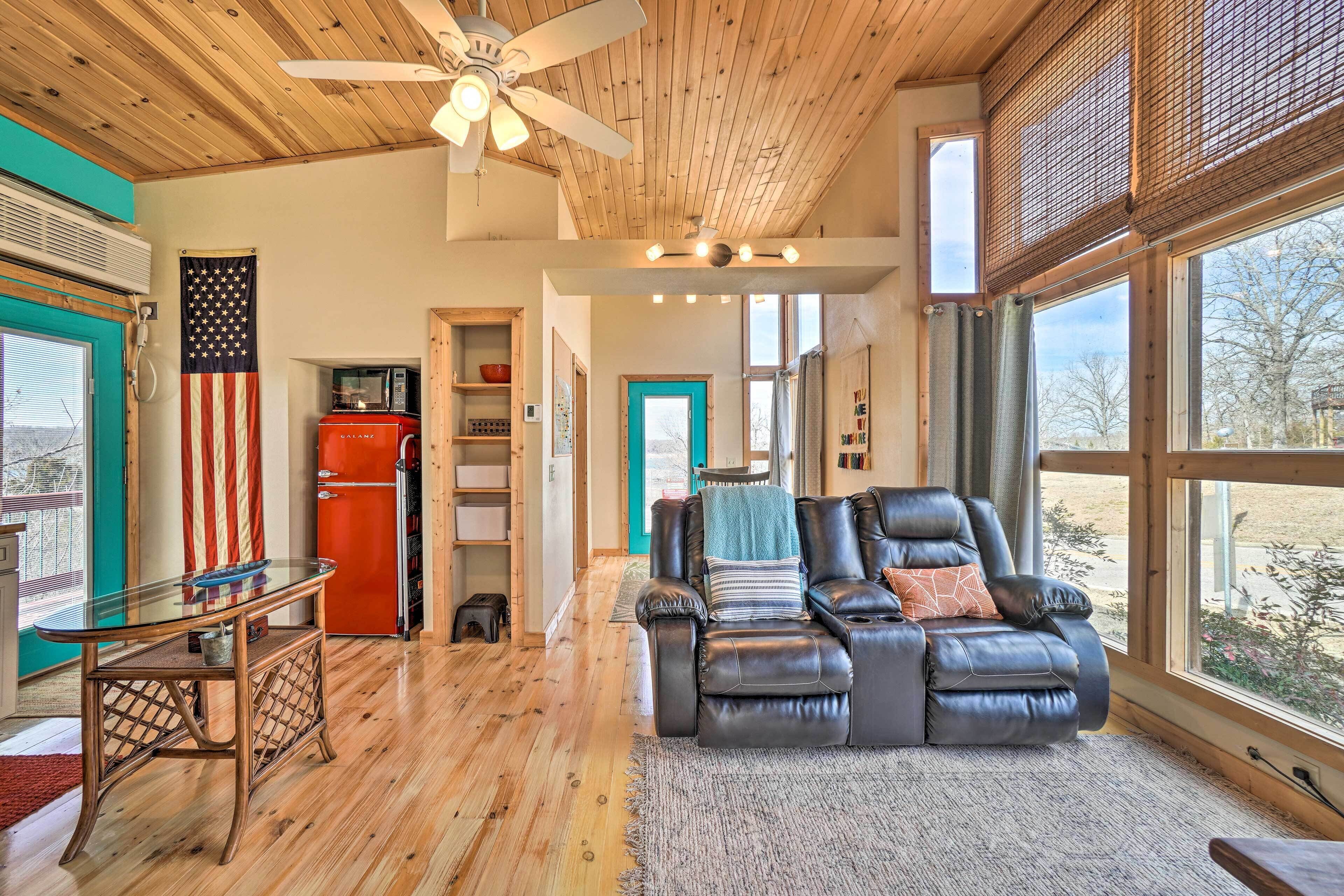 Quaint Diamond City Studio - Walk to Lake!