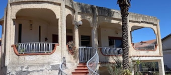 Casa vacanze 'Fortezza Villa Azzurra' con terrazza privata, giardino privato, Wi-Fi e balcone