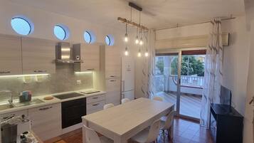 Kylskåp, ugn, spishäll och kaffe- och tebryggare