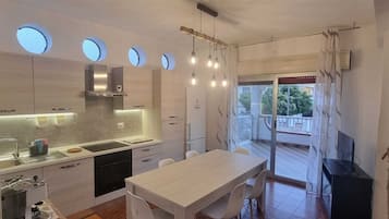 JÀÀkaappi, uuni, liesi, kahvin-/teenkeitin