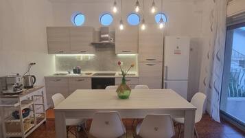 Fridge, oven, stovetop, coffee/tea maker