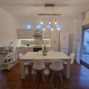 Kühlschrank, Ofen, Herdplatte, Wasserkocher mit Kaffee-/Teezubehör