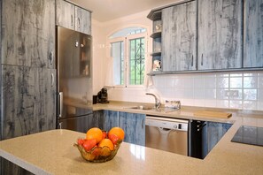 Réfrigérateur, four à micro-ondes, un four, lave-vaisselle