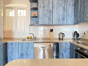 Een koelkast, een microgolfoven, een oven, een vaatwasser