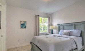 4 bedrooms, iron/ironing board, free WiFi, bed sheets - House on water (feels like the ocean ) w pool <br> (Miramar)