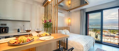 1 bedroom, Egyptian cotton sheets, premium bedding, down duvets