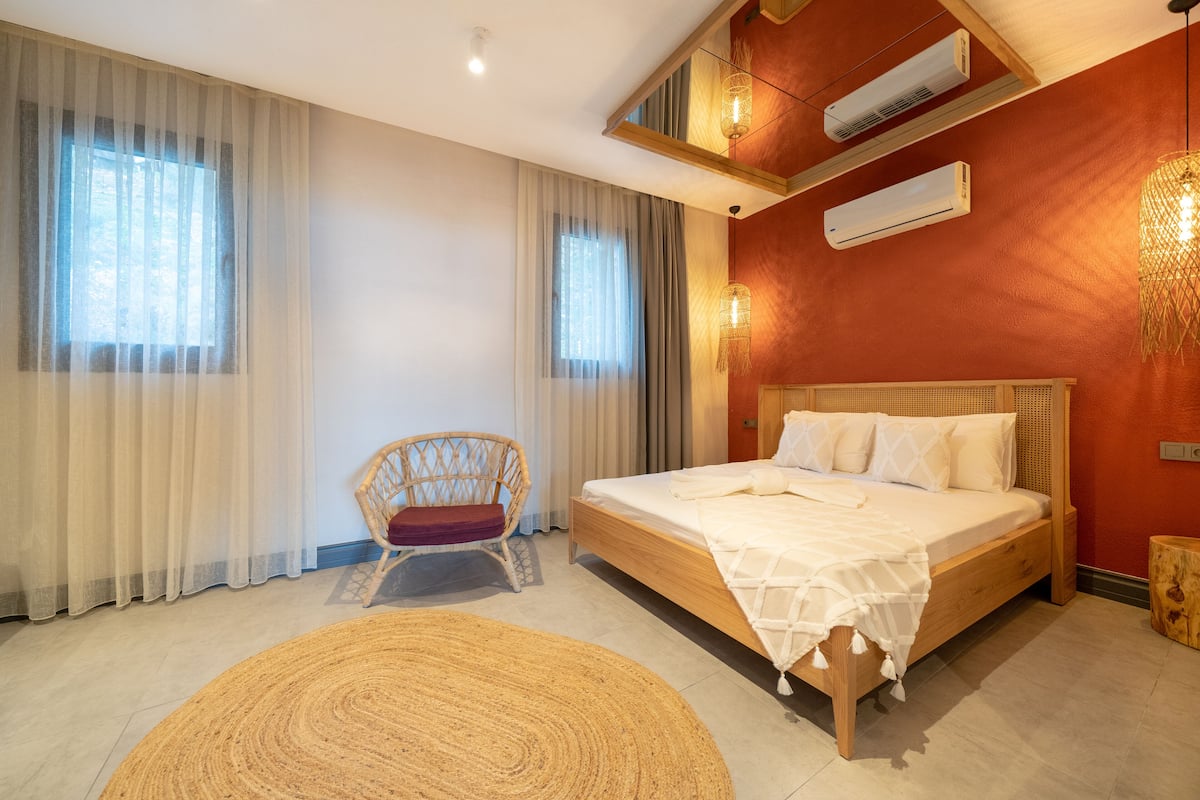 Romantic Suite | 1 bedroom, Egyptian cotton sheets, premium bedding, down duvets