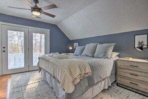3 bedrooms, internet, bed sheets - Blue Ridge Retreat w/ Mountain Views & Deck (Mill Spring)