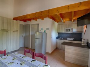 Fridge, microwave, coffee/tea maker - Garden Level Apartment, 3 Bedrooms, 6 Sleeps, Close to Beach in Calcatoggio (Calcatoggio)