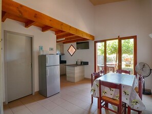 Dining - Garden Level Apartment, 3 Bedrooms, 6 Sleeps, Close to Beach in Calcatoggio (Calcatoggio)