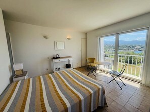 3 bedrooms, free WiFi, bed sheets - 4-room villa, 7 beds, near beach, terrace, garden, parking, Wi-Fi (Corbara)