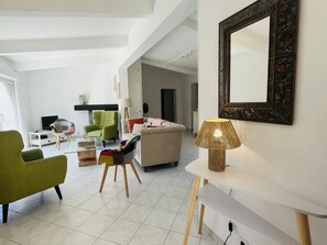 TV - 4-room villa, 7 beds, near beach, terrace, garden, parking, Wi-Fi (Corbara)