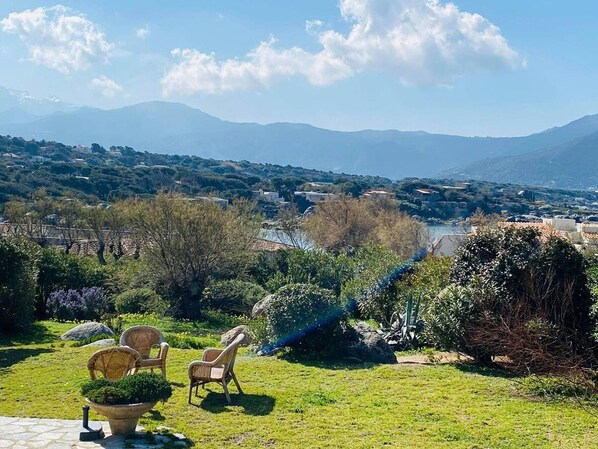 Property grounds - 4-room villa, 7 beds, near beach, terrace, garden, parking, Wi-Fi (Corbara)