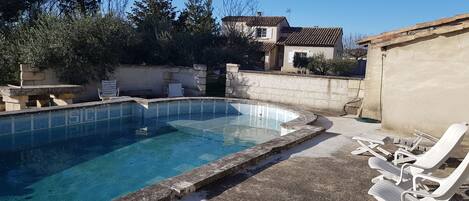 Una piscina al aire libre