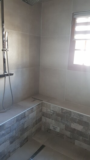 Bathtub, toilet paper - Comfortable villa with outdoor pool and wooded garden (Théziers)
