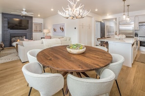 Dining - Luxury condo w/private hot tub & Lone Peak Views, minutes to Big Sky Resort - Copper John Getaway (Big Sky)