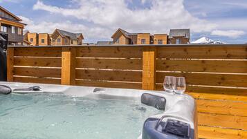 Bañera de hidromasaje al aire libre