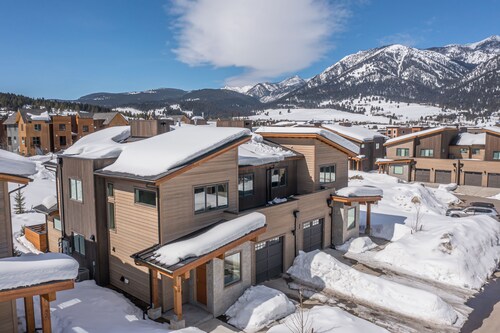 Luxury condo w/private hot tub & Lone Peak Views, minutes to Big Sky Resort - Copper John Getaway