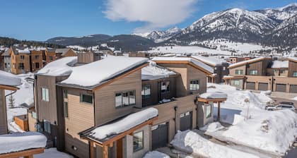 Luxury condo w/private hot tub & Lone Peak Views, minutes to Big Sky Resort - Copper John Getaway
