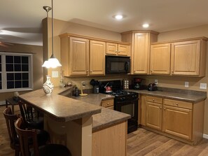 Køleskab, mikrobølgeovn, ovn, kogeplade