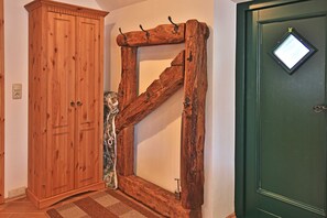 Eine Holztür mit rustikalem Design, ein grüner Türrahmen und ein Holzkabinett mit zwei Türen.