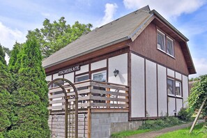 A traditional building with a sign 'FISCHERKATHE,' a wooden gate, and a pathway leading to the entrance. - Vacation Apartment on Rügen - Fischerkate Freest (Kröslin)