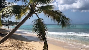 Playa en los alrededores y toallas de playa