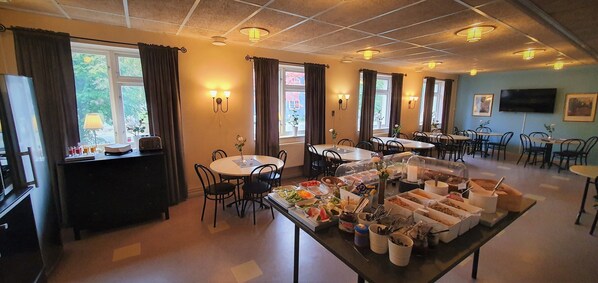 Free daily buffet breakfast