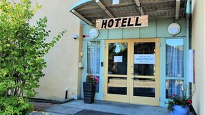 A hotel entrance with a sign reading "HOTELL" and a door labeled "NIPANHOTELLET." - Nipanhotellet (Solleftea)