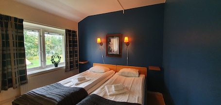 Decoración personalizada, escritorio, wifi gratis y ropa de cama