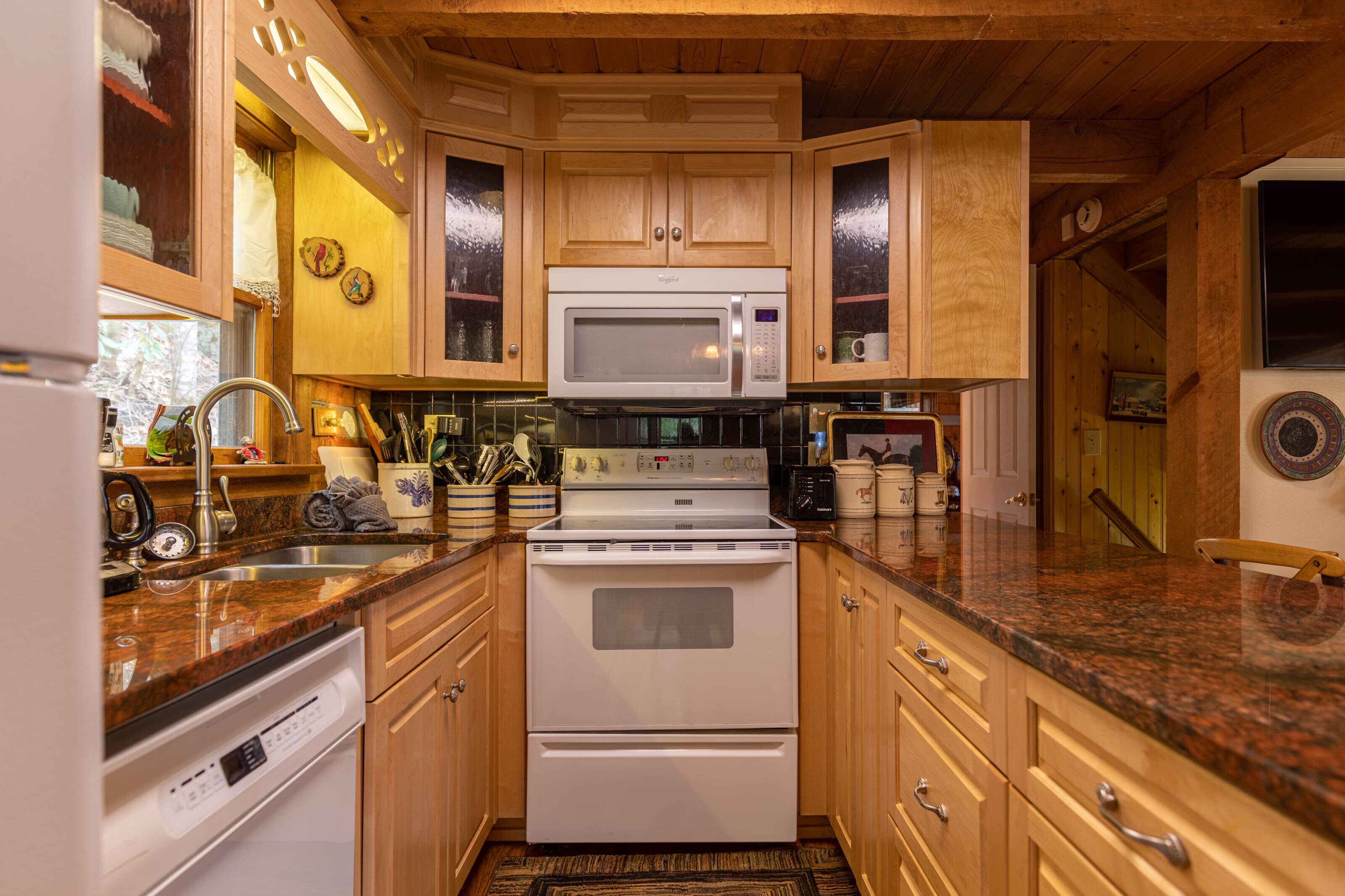 Creeksong Cabin - log home with fire pit, large creek on property