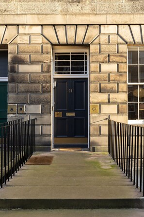 Exterior detail - Luxurious NewTown Georgian home (Edinburgh)