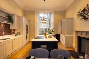 Microwave, oven, stovetop, dishwasher - Luxurious NewTown Georgian home (Edinburgh)