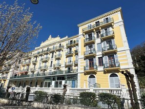 A multi-story building with balconies, a white facade, and a clear blue sky. - Stylish, comfy studio with WiFi, near park (Aix-les-Bains)