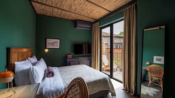 Junior Double Room | Living area | 117-cm flat-screen TV with cable channels, TV, Netflix