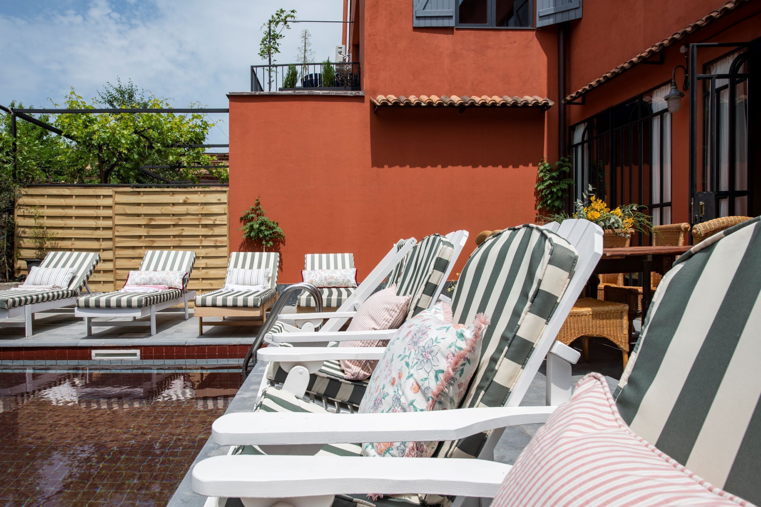 Una piscina al aire libre de temporada