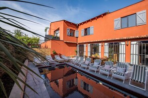 Una piscina al aire libre de temporada
