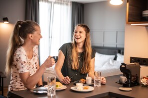 Ropa de cama de alta calidad y espacio para trabajar con laptop 