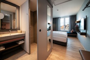 Ducha, artículos de higiene personal ecológicos y secador de pelo