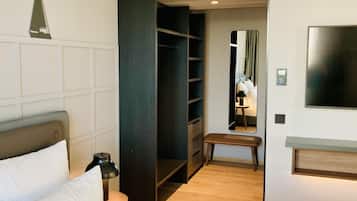 Zimmer (Captain) | Schrank