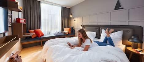 Ylelliset vuodevaatteet, kannettavalle tietokoneelle sopiva työtila