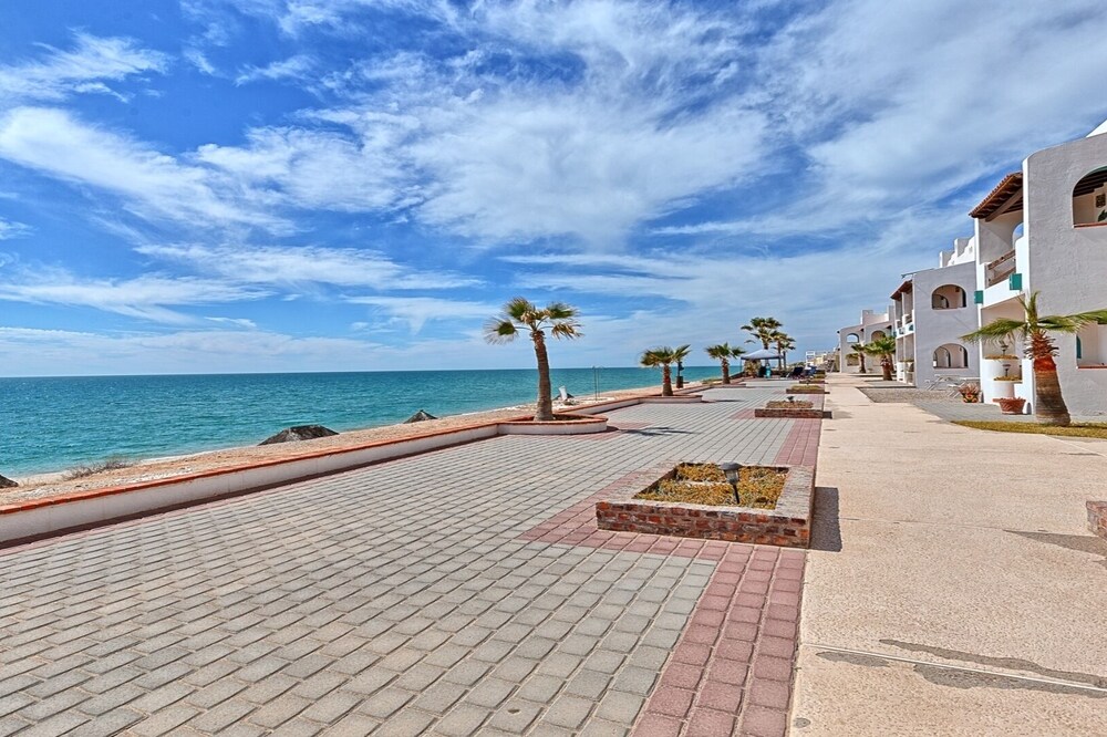 Amazing Beachfront! Villa 19