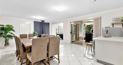 Lovedale Escape
Large family 5 bedroom home with pool, playground, pets welcome