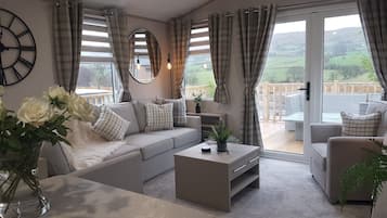 Kabin | Ruang keluarga | Televisi 30-inci dengan saluran TV kabel dan perapian