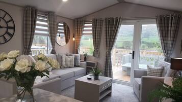 Kabin | Ruang keluarga | Televisi 30-inci dengan saluran TV kabel dan perapian