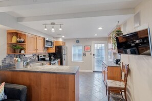 Villa (1 Bedroom) | Private kitchen | Fridge, microwave, oven, dishwasher - 564 1/2 North Judson (Philadelphia)