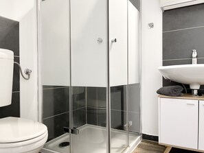 Estudio estándar, 1 cama matrimonial | Baño | Regadera, secadora de cabello, toallas, jabón 