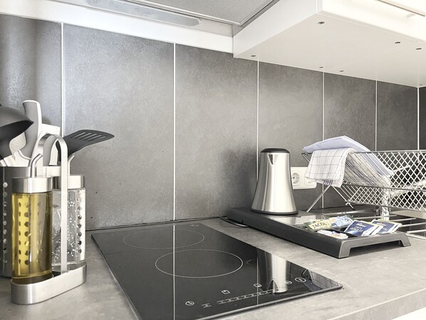 Estudio estándar, 1 cama doble | Cocina privada | Frigorífico grande, microondas, tostadora y utensilios de cocina