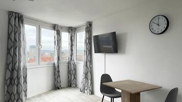 Deluxe Studio, 1 Queen Bed | City view