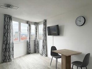 Deluxe-Studio, 1 Queen-Bett | Blick auf die Stadt